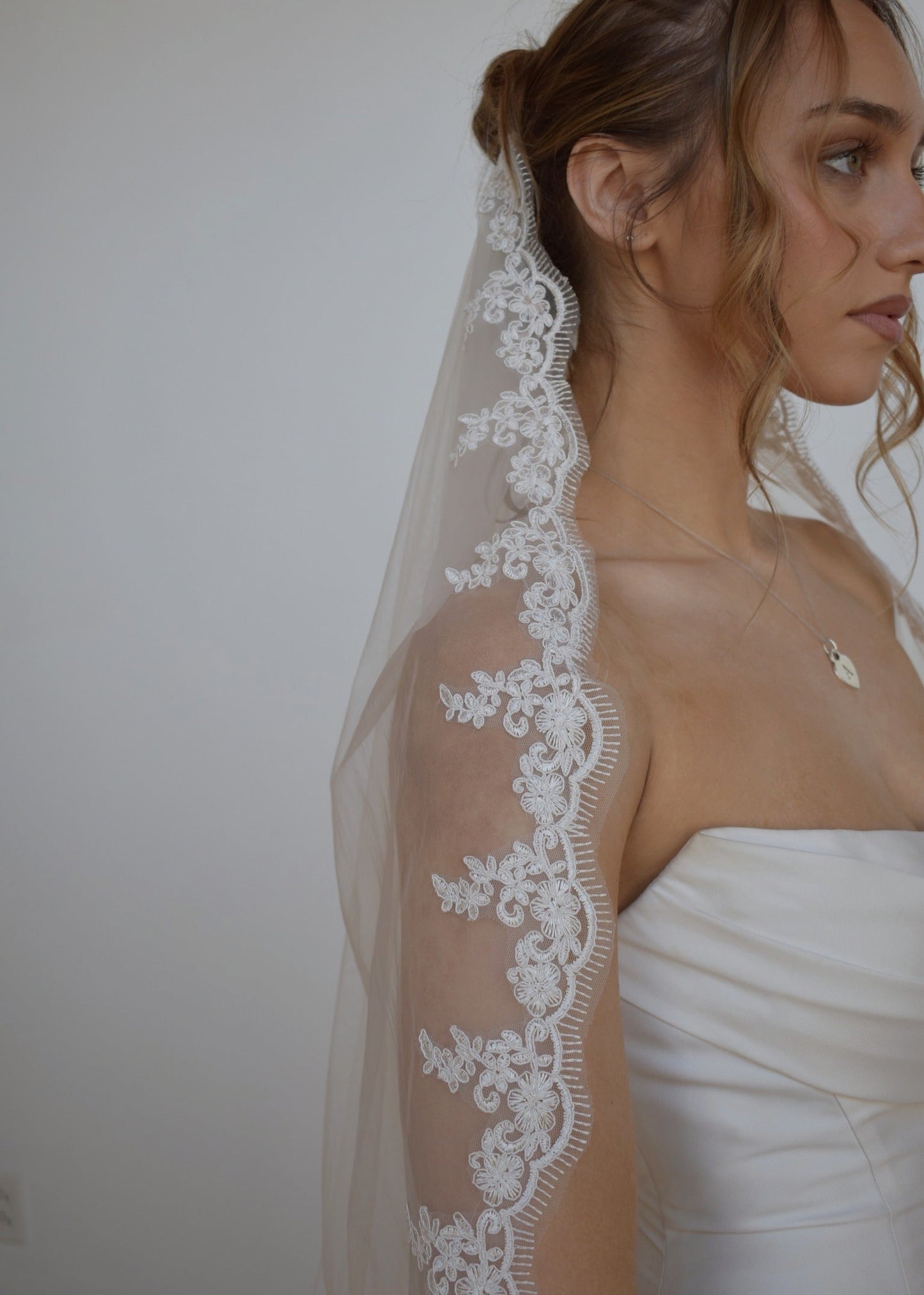 wedding veil with lace edge