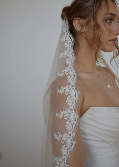wedding veil with lace edge