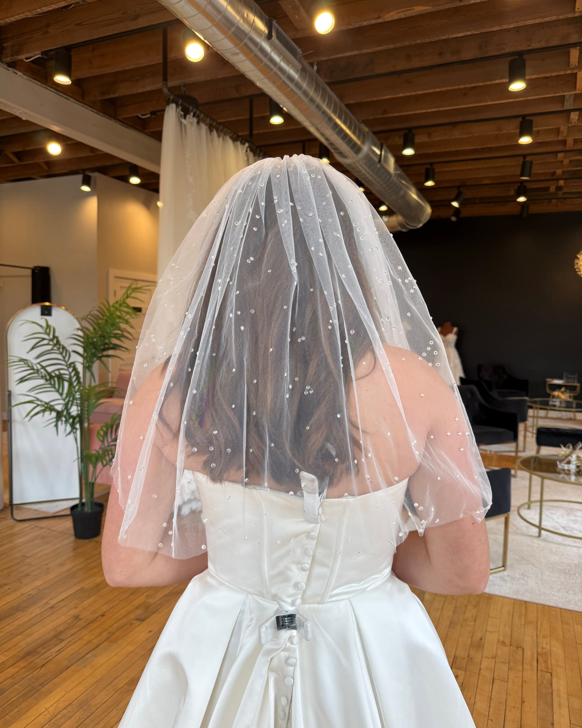 Bride wearing elbow length veil